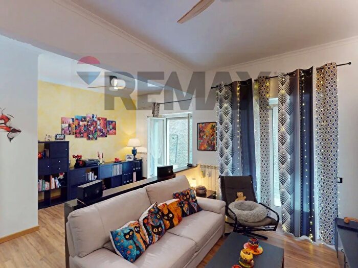 Appartamento quadrilocale in vendita in Via Enrico Hillyer Giglioli, Genova