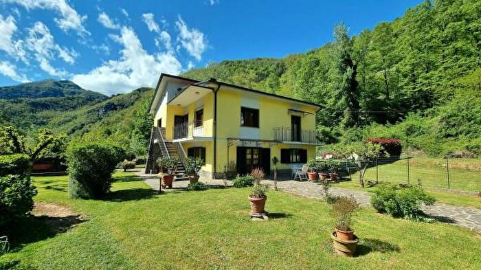 Casa con 6 locali in vendita in Bagni Di Lucca