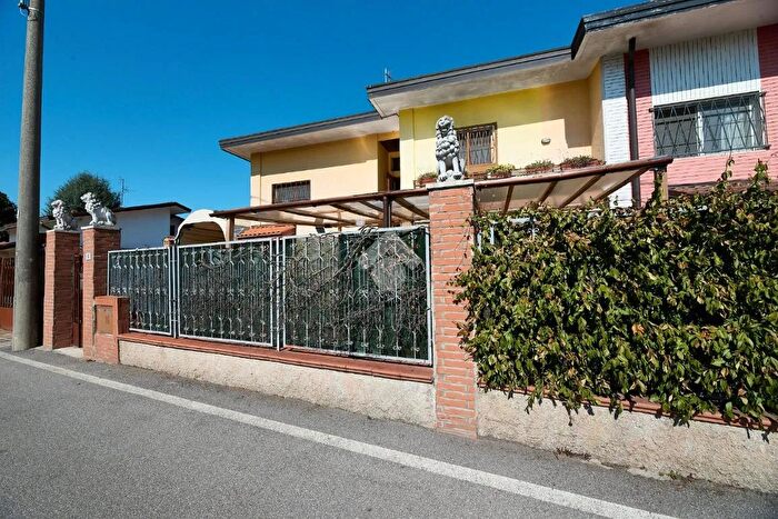 Casa con 5 locali in vendita in Via Olanda, Spino DAdda