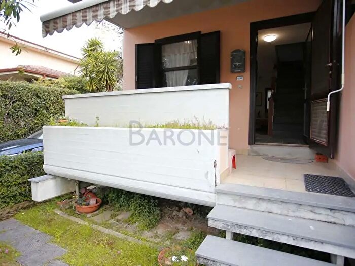 Casa con 5 locali in vendita in Via Pisa, Massa