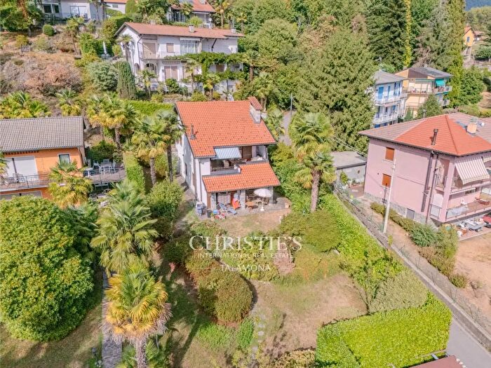 Casa con 6 locali in vendita in Via Guglielmo Marconi, Agra