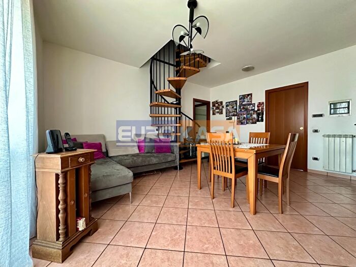 Appartamento trilocale in vendita in Via Caduti VI Luglio, Boltiere