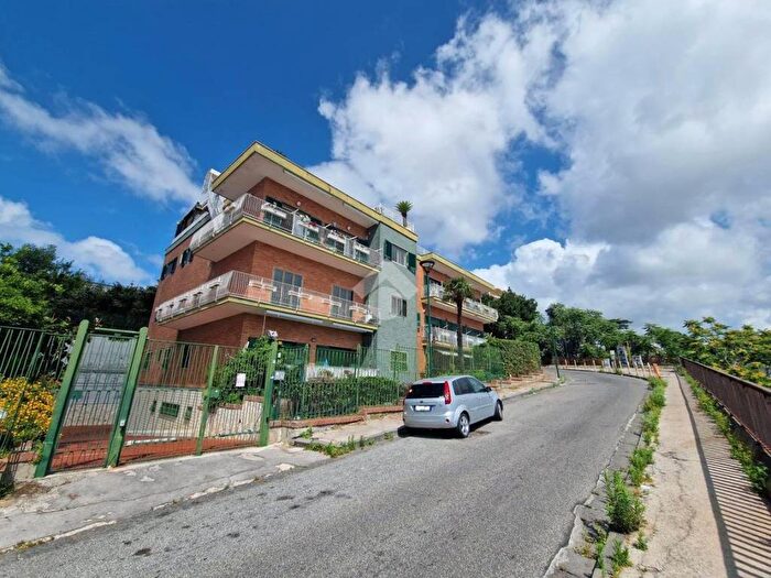 Appartamento bilocale in affitto in Via ortensio, Posillipo, Napoli