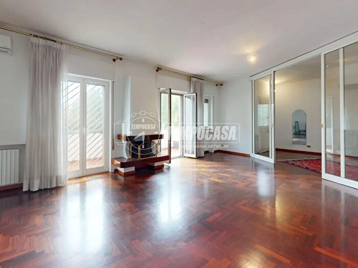 Appartamento con 6 locali in vendita in Viale Luigi Einaudi, Bari