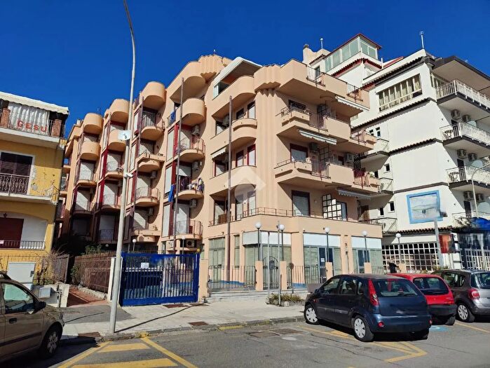 Appartamento con 10 locali in vendita in Lungomare Tysandros, Giardini Naxos