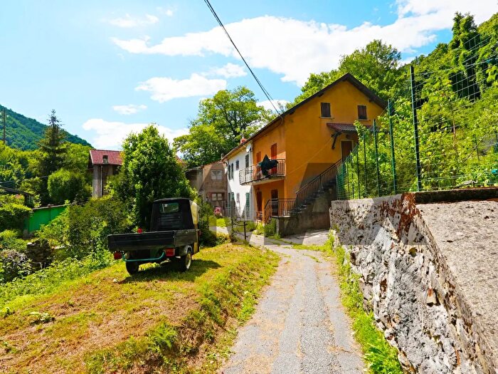 Casa con 6 locali in vendita in Montoggio