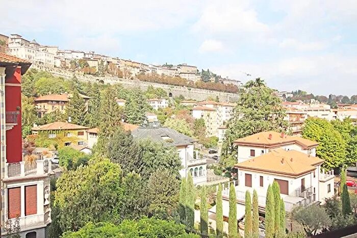 Appartamento con 7 locali in affitto in Via Petrarca, Bergamo