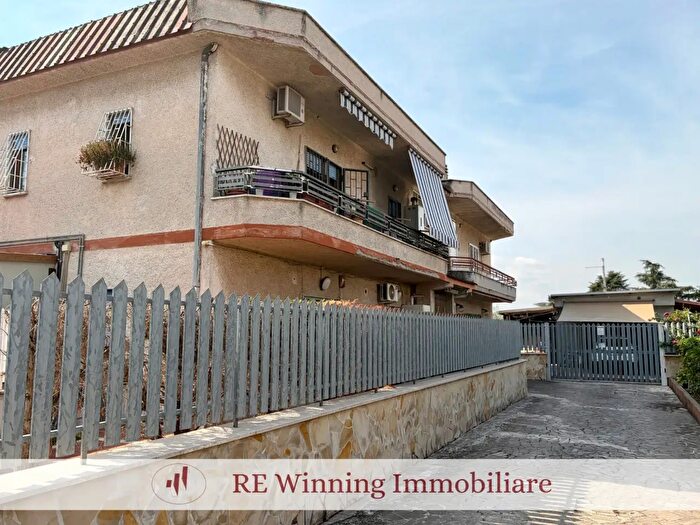 Appartamento trilocale in vendita in Via Bolotana, Roma