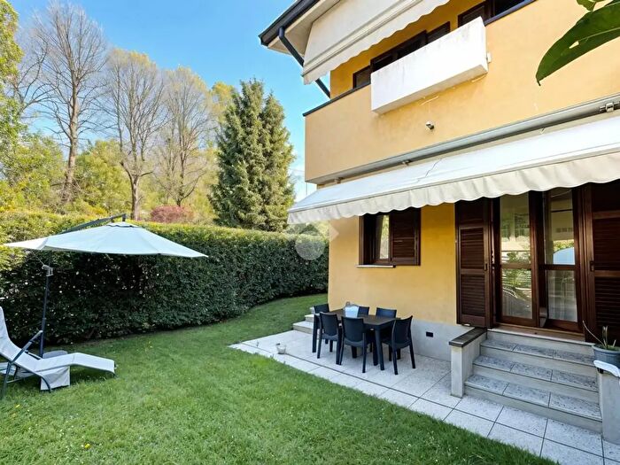 Casa quadrilocale in vendita in Via alla Stazione, Carimate