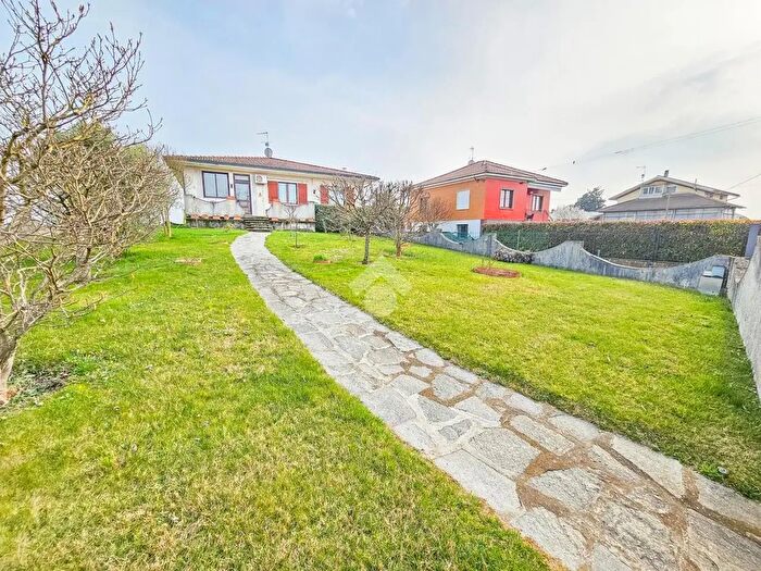 Casa con 6 locali in vendita in Strada Tortona, Alessandria