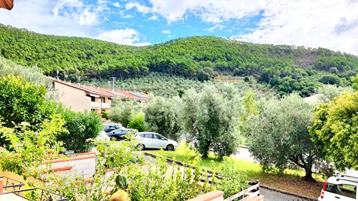 Casa con 8 locali in vendita in Calci