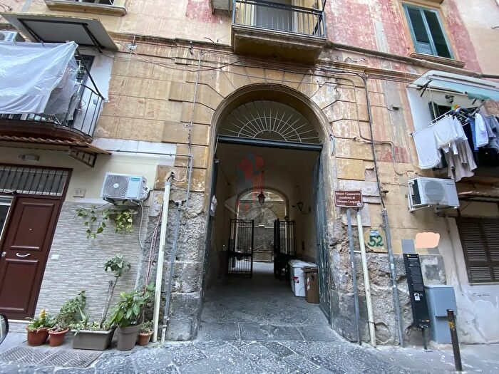 Appartamento con 6 locali in vendita in Quartieri Spagnoli, Napoli
