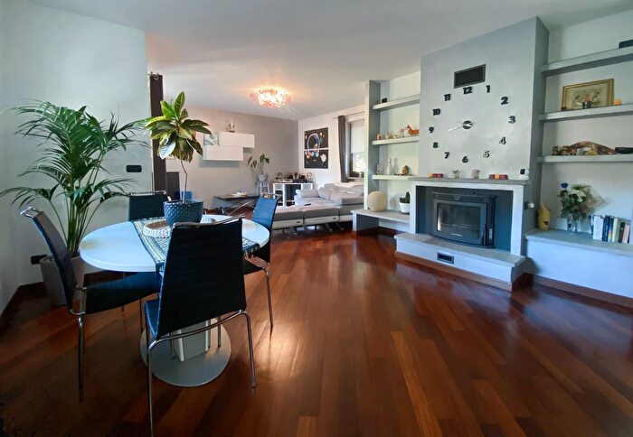 Casa con 6 locali in vendita in Via degli Aceri, Vignolo