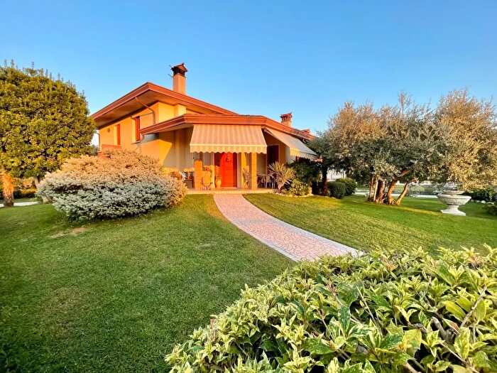 Casa con 10 locali in vendita in Sesto Al Reghena