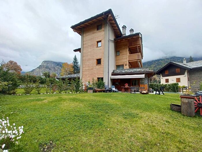 Appartamento quadrilocale in affitto in Strada della Vittoria, Centro, Courmayeur