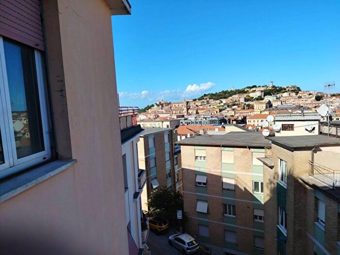 Appartamento con 6 locali in affitto in Via Gastone e Roberto Novelli, Cavour, Ancona