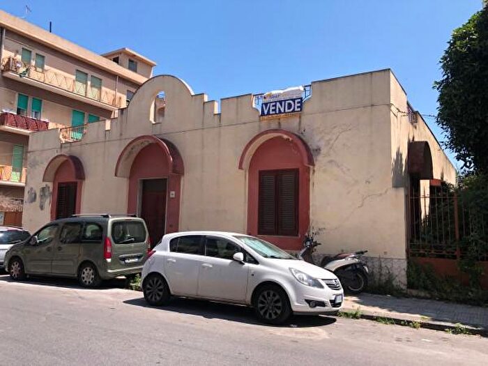 Casa quadrilocale in vendita in Via Ugo di SantOnofrio, Barcellona Pozzo Di Gotto