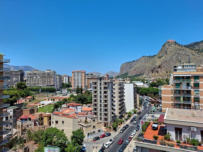 Appartamento con 5 locali in vendita in Via Montepellegrino, Palermo