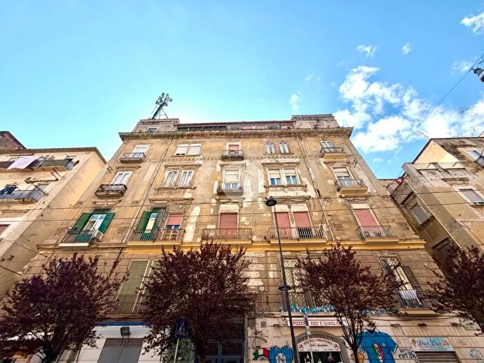 Appartamento quadrilocale in vendita in Via Carbonara, Napoli