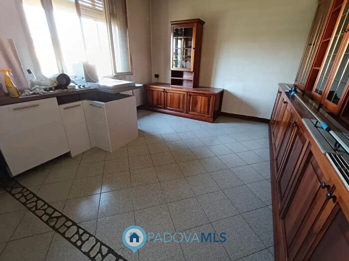 Appartamento trilocale in vendita in Via Francesco Erizzo, Padova