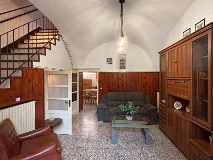 Casa trilocale in affitto in Via Pasubio, Castello, Castelveccana
