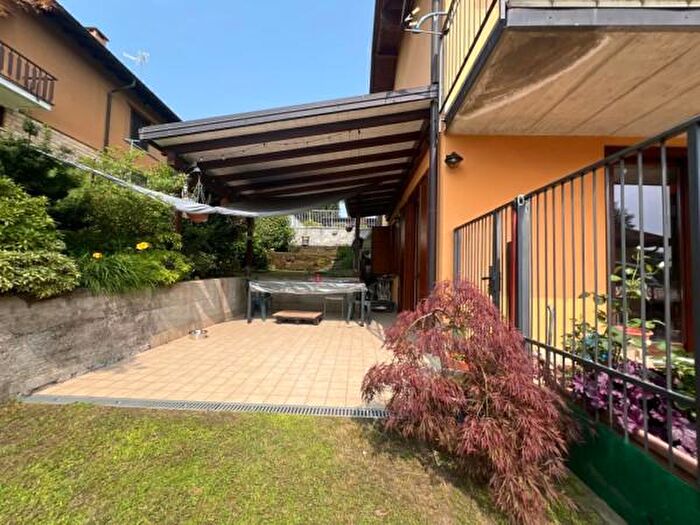 Casa con 6 locali in vendita in Via Mario Vallerini, Cadrezzate con Osmate