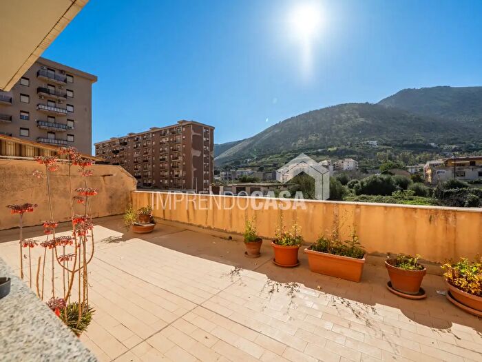 Appartamento quadrilocale in vendita in Via Olindo Guerrini, Palermo