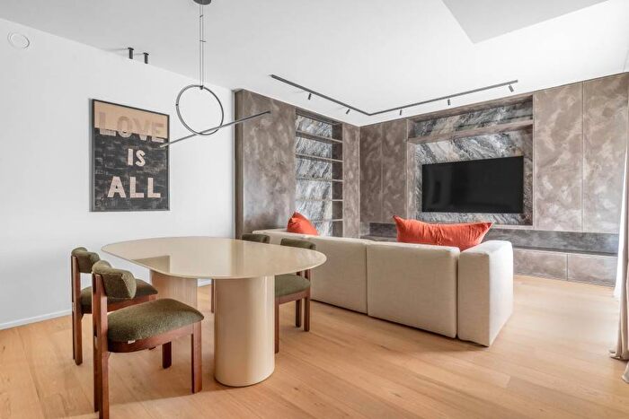Appartamento trilocale in affitto in Via Pietro Giannone, Paolo Sarpi, Milano