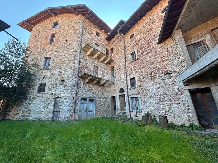 Casa con 5 locali in vendita in Via Guarnieri, Gorlago