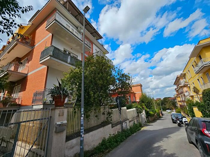 Appartamento con 5 locali in vendita in Via Corchiano, Roma