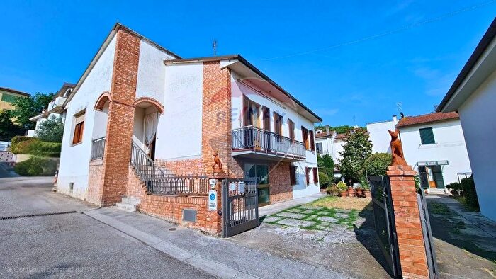 Casa con 5 locali in vendita in Via Petrarca, Vinci