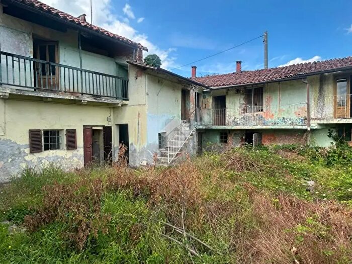 Casa con 6 locali in vendita in Via Aie Basse, Busca