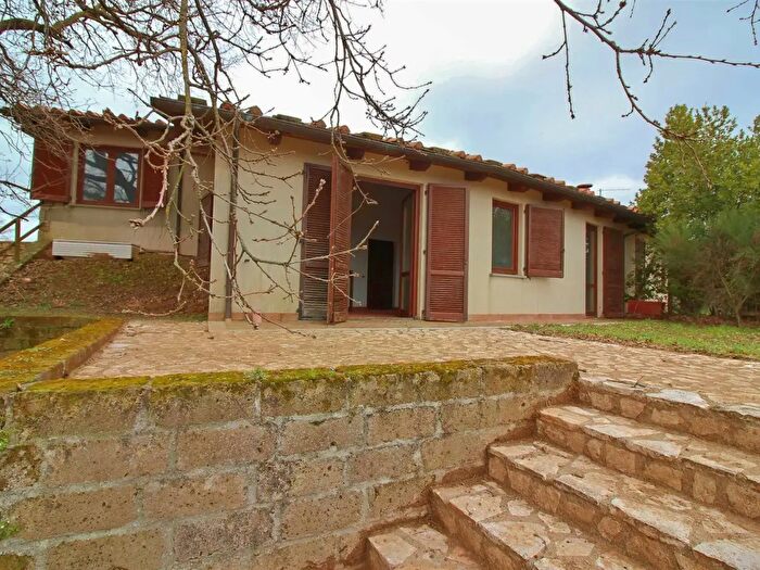 Casa con 7 locali in vendita in Scansano