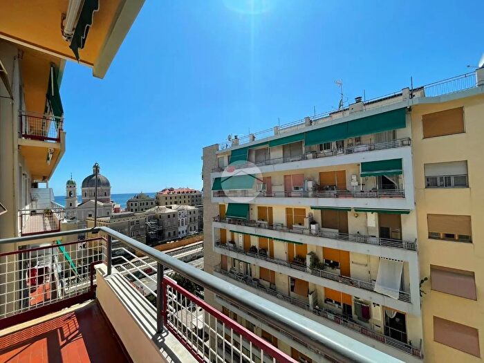 Appartamento trilocale in vendita in Via Giovanni Opisso, Genova