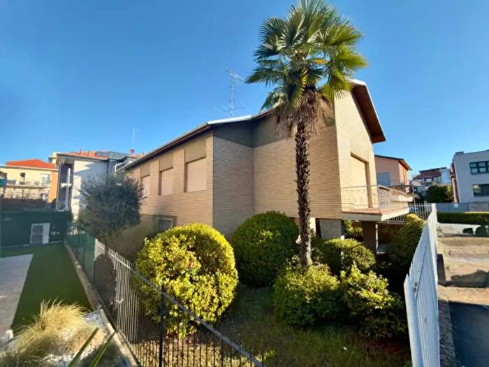 Casa con 5 locali in vendita in Via Giuseppe Scagliosi, Novara