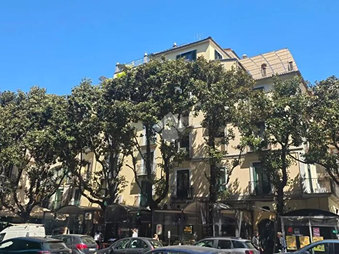Appartamento trilocale in vendita in Via Roma, Salerno
