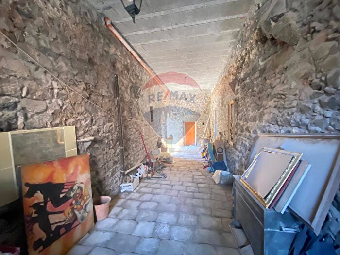 Casa con 10 locali in vendita in Via Pozzo Rotondo, Catania