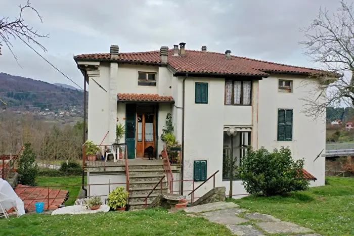 Casa con 7 locali in vendita in Via a Bertolini Sn, Camporgiano