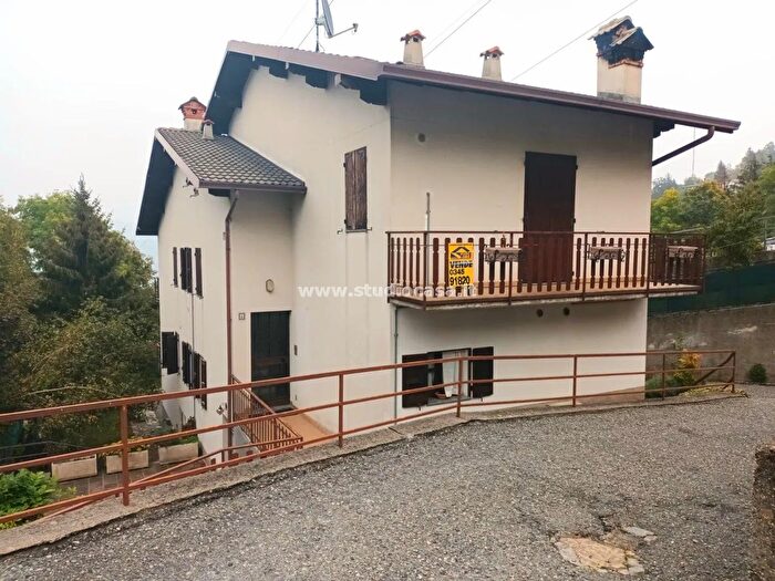 Appartamento quadrilocale in vendita in Via Roccolo, Roncola