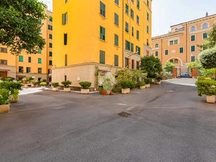 Appartamento trilocale in vendita in Via Astura, Roma