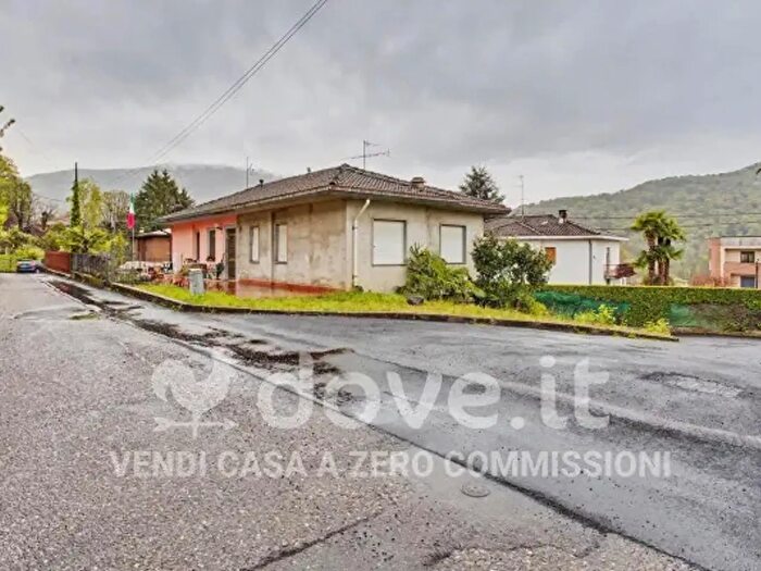 Appartamento trilocale in vendita in Via Sasso Morone, Cunardo