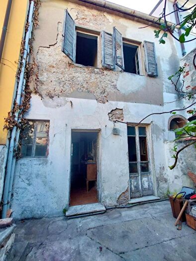 Casa con 12 locali in vendita in Iale Michelangelo Buonarro, Viareggio