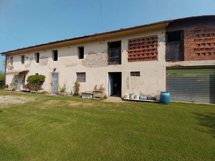Casa con 10 locali in vendita in Camaiore