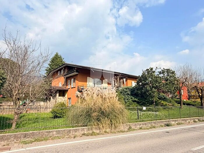 Casa con 8 locali in vendita in Via Canva, Trescore Balneario