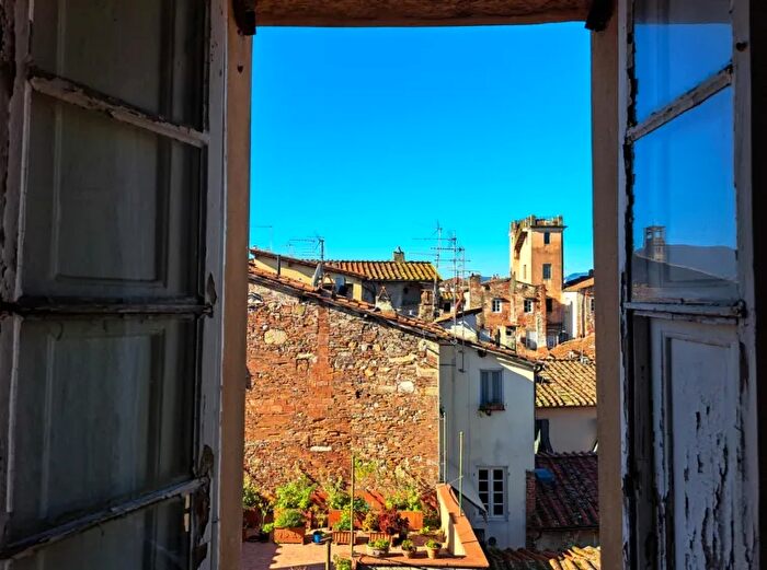 Appartamento trilocale in vendita in Lucca