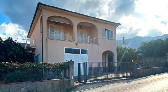 Casa con 6 locali in vendita in Marciana Marina