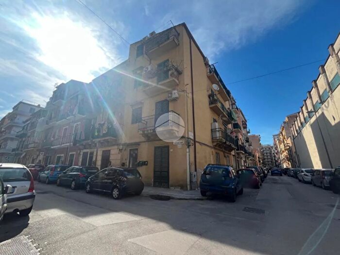 Appartamento trilocale in vendita in Via Giuseppe Crispi, Palermo