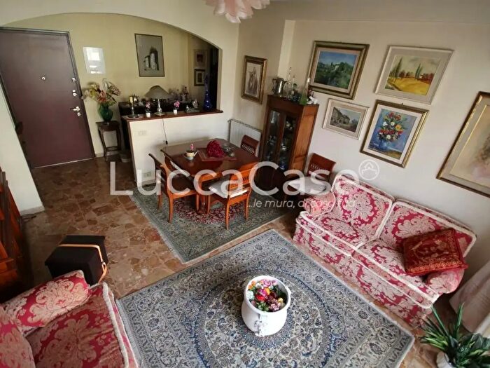 Appartamento con 5 locali in vendita in Camaiore