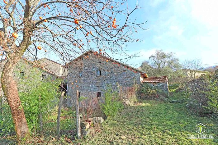 Casa con 13 locali in vendita in Versola, Pontremoli