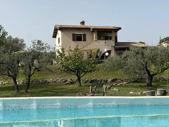 Casa con 8 locali in vendita in Scandriglia